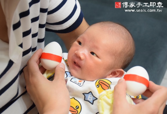 洋洋(新北中和區到府嬰兒寶寶滿月剃頭理髮、免費到府嬰兒剃胎毛儀式吉祥話)。到府剃頭剃胎毛主持、專業拍照、DVD光碟、證書。★購買「臍帶章、肚臍章、胎毛筆刷印章」贈送：剃頭、收涎、抓周，三選一。2015.10.31 照片4